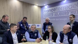 Dans une conférence de presse, le 23 février au Salon de l'agriculture, la FNPL alerte sur le déréférencement des produits laitiers dans les négociations commerciales au détriment de certaines PME, AOP et produits de terroirs. Dans une conférence de presse, le 23 février au Salon de l'agriculture, la FNPL alerte sur le déréférencement des produits laitiers dans les négociations commerciales au détriment de certaines PME, AOP et produits de terroirs.